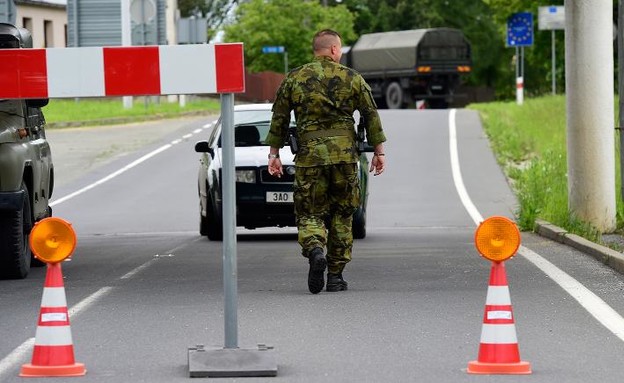 חייל מפטרל בגבול צ'כיה-פולין בזמן הקורונה (צילום: AP)
