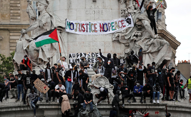 דגלי פלסטין במחאה נגד גזענות בפריז (צילום: Reuters)