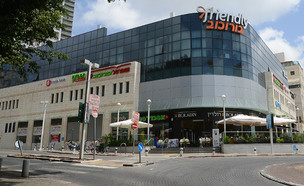 המרכז המסחרי של בורוכוב, גבעתיים (צילום: איל יצהר, גלובס)