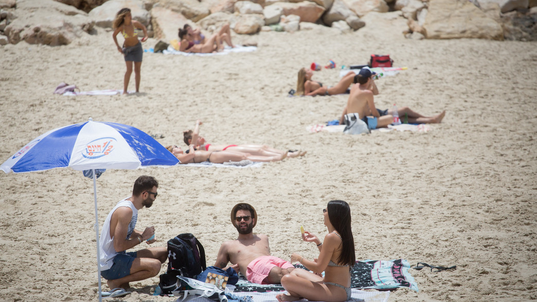 ישראלים בים בתל אביב למרות ההנחיות