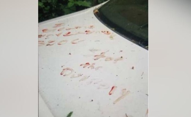 החשוד ברצח השוטר בקליפורניה כתב על רכבו בדם (צילום: CNN)
