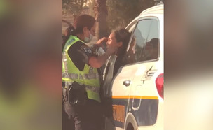 שוטרת במשמרת עושה לחברתה שפם (צילום: משטרת לואי דה - פינס, פייסבוק. צילום: שימוש לפי סעיף 27א' לחוק זכויות יוצרים)