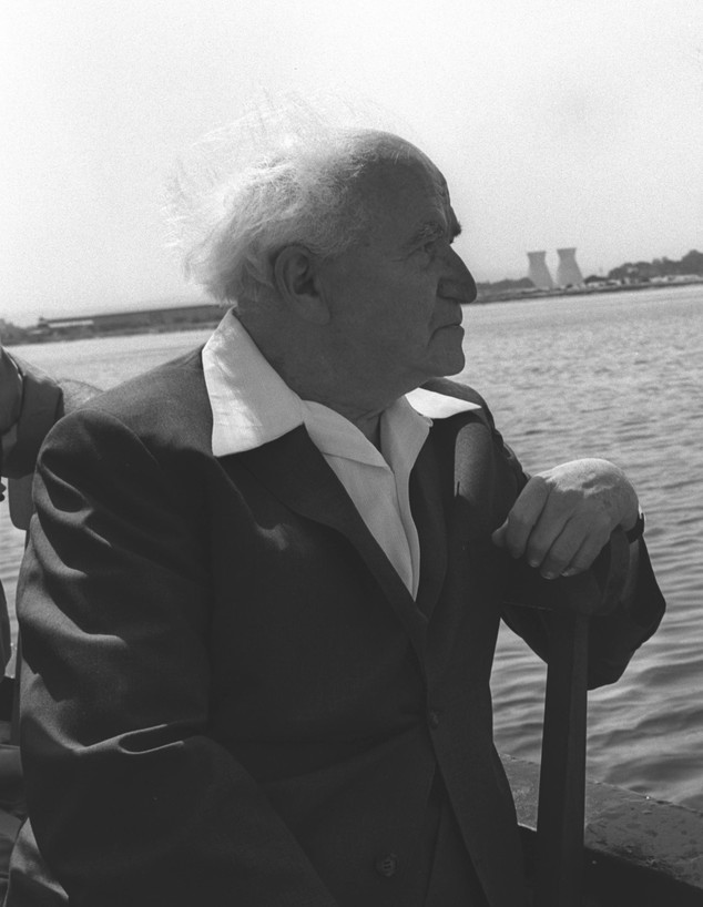 ראש הממשלה דוד בן גוריון ב-1962. בתי הזיקוק ברקע (צילום: פריץ כהן, לע"מ)