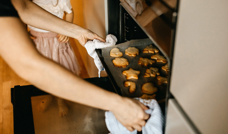 תבנית אפייה, תנור (צילום: Natalia Bostan, Shutterstock)