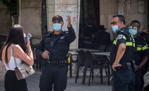 חלוקת דוחות לאנשים בלי מסיכה בירושלים (צילום: יונתן סינדל, פלאש/90 )