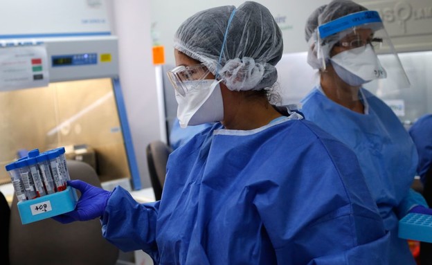 מעבדה עם בדיקות קורונה (צילום: GIL COHEN-MAGEN, AFP)