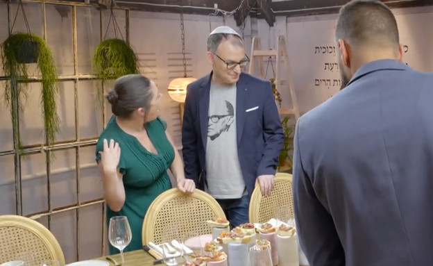 האורחים מגיעים למסעדה של עדי ומיכל