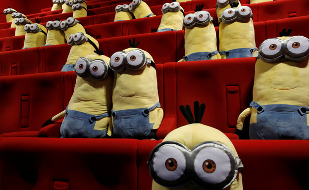 בפריז נערכים לפתיחת בתי הקולנוע - בובות מיניון מדגימות את המרחק (צילום: רויטרס_)