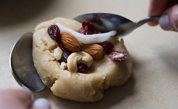 מכניסים את התוספות לעוגייה. סיר פלא
