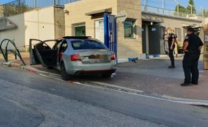 רכב ובו 3 פצועי ירי הגיע לתחנת המשטרה בבאקה אל גרב (צילום: דוברות המשטרה)