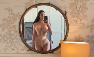 קים קרדשיאן במחוך (צילום: @kimkardashian, instagram)