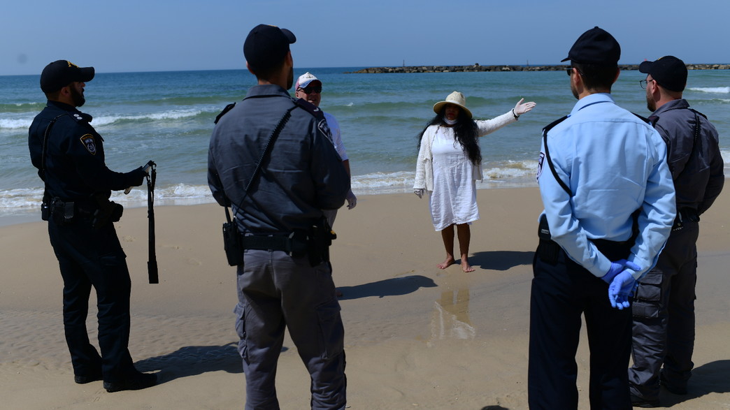 שוטרים בחוף הים של תל אביב בגל הראשון של הקורונה שוטרים בחוף הים של תל אביב בגל הראשון של הקורונה