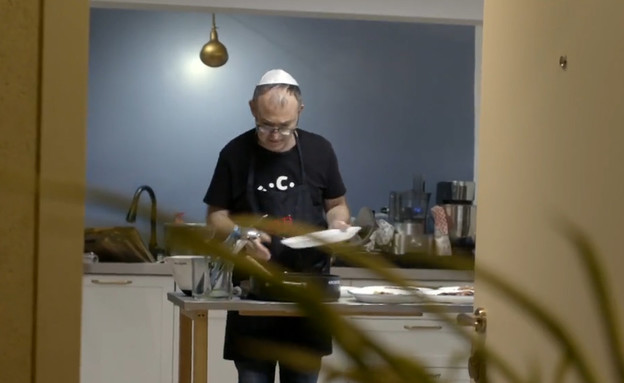 דפנה ואורי בהכנת המנה העיקרית