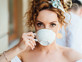 אישה שותה קפה (צילום: Ruslan_127, shutterstock)