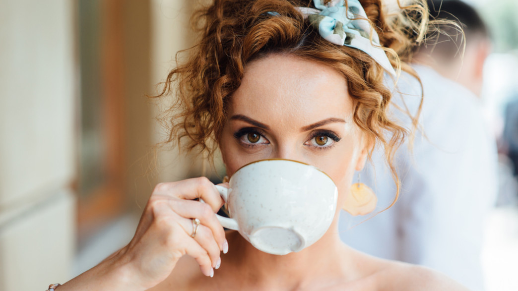אישה שותה קפה (צילום: Ruslan_127, shutterstock)