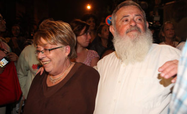 הוריו של נחשון וקסמן, אמש במאהל המחאה (צילום: ראובן שניידר, mako)