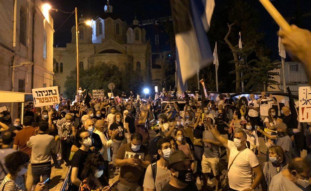 מפגינים מחוץ לבית המשפט השלום בירושלים (צילום: החדשות12)
