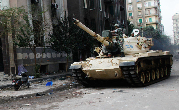 טנק מצרי (צילום: Chris Hondros, GettyImages IL)