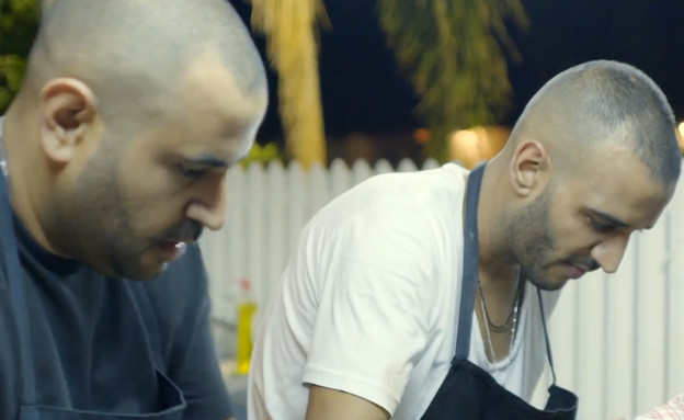 קובי ומצליח עובדים על המנה העיקרית