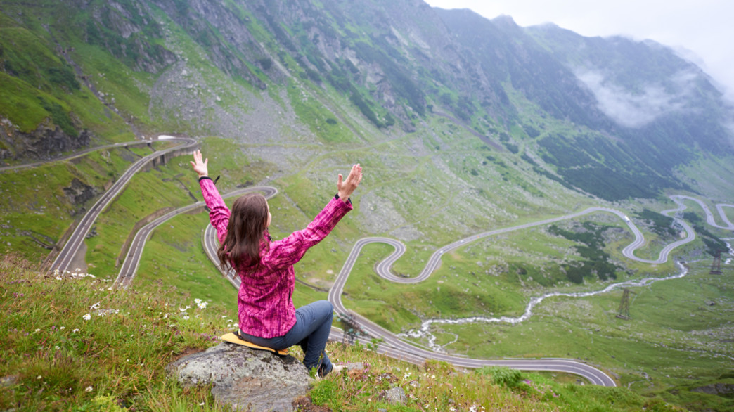 אישה אוכלת גלידה