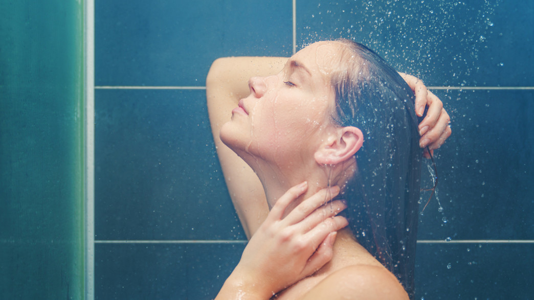 אישה מתקלחת (צילום: carol.anne, Shutterstock)
