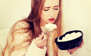 אישה אוכלת גלידה (אילוסטרציה:  B-D-S Piotr Marcinski, shutterstock)