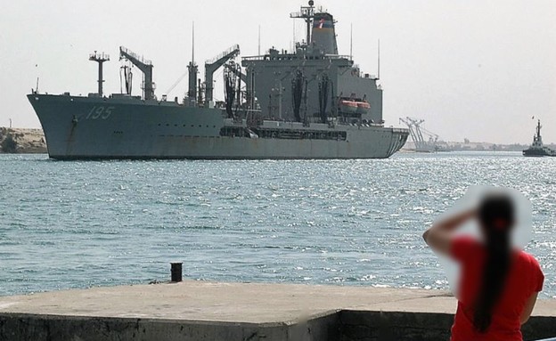 נערה צופה על ספינת הצי (צילום: AFP via Getty Images)