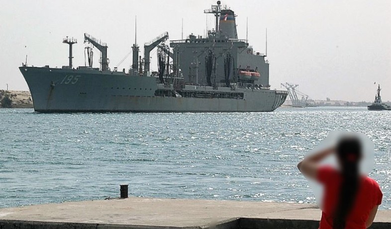 נערה צופה על ספינת הצי (צילום: AFP via Getty Images)