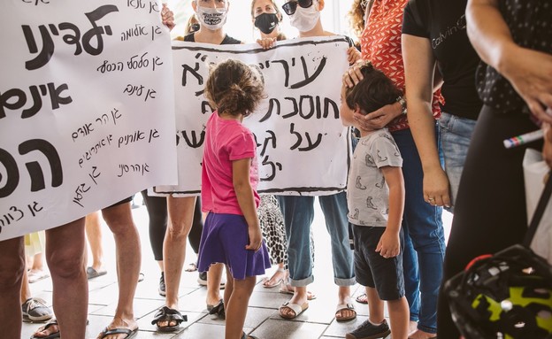 מחאת הורים בתל אביב נגד בתי הספר של החופש הגדול (צילום: מריאנה סטבנבה)