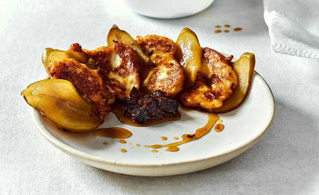 לביבות גבינה עם אגס מקורמל ושזיפים מקורמלים