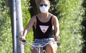 ג'ניפר לופז רוכבת על אופניים. יולי 2020 (צילום: splash news)