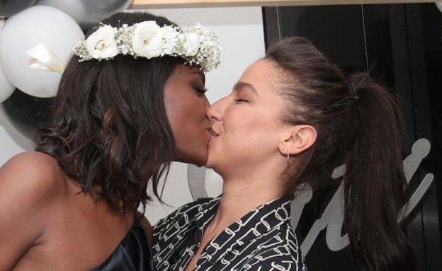 טיטי איינאו ושני גולדשטיין מתנשקות. יולי 2020 (צילום: ענת מוסברג, יחסי ציבור)