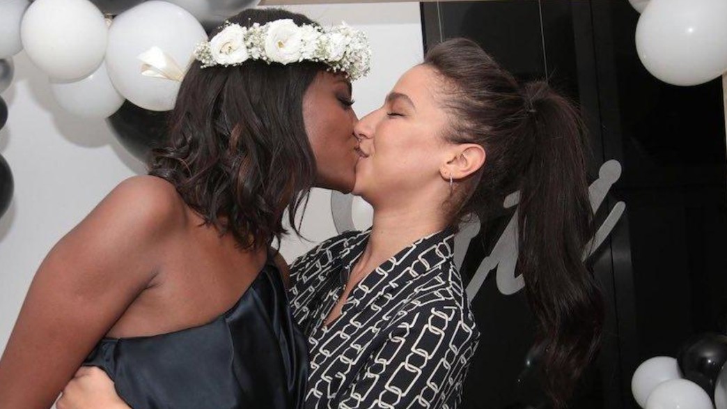 טיטי איינאו ושני גולדשטיין מתנשקות. יולי 2020 (צילום: ענת מוסברג,  יח"צ)