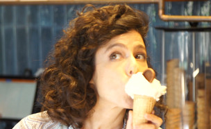 ריטה גולדשטיין יצאה לטעום גלידת צנוברים (צילום: מתוך "חי בלילה", קשת12)