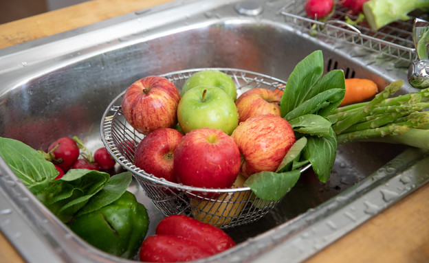 שטיפת פירות וירקות (צילום:  bankerwin, Shutterstock)