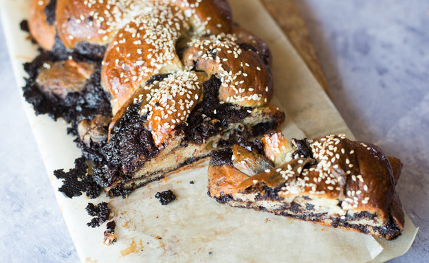 חלת שוקולד על מגש חלת שוקולד על מגש