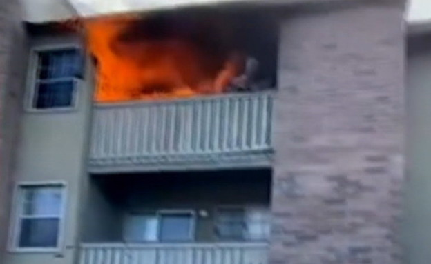 תינוק נזרק מבית שעולה באש (צילום: ABC)