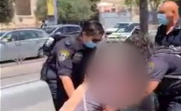 אישה נאזקת ע"י שוטרים כי לא הייתה עם מסכה (צילום: לפי סעיף 27 א')