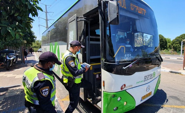 שוטרים אוכפים את מגבלות הקורונה באוטובוסים