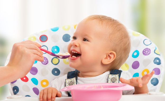 תינוק אוכל (צילום:  Evgeny Atamanenko, Shutterstock)