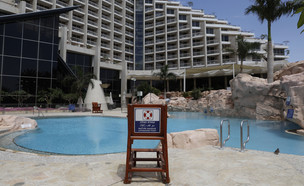 בריכה במלון דן אילת בתקופת הקורונה (אפריל 2020) (צילום: MENAHEM KAHANA, getty images)
