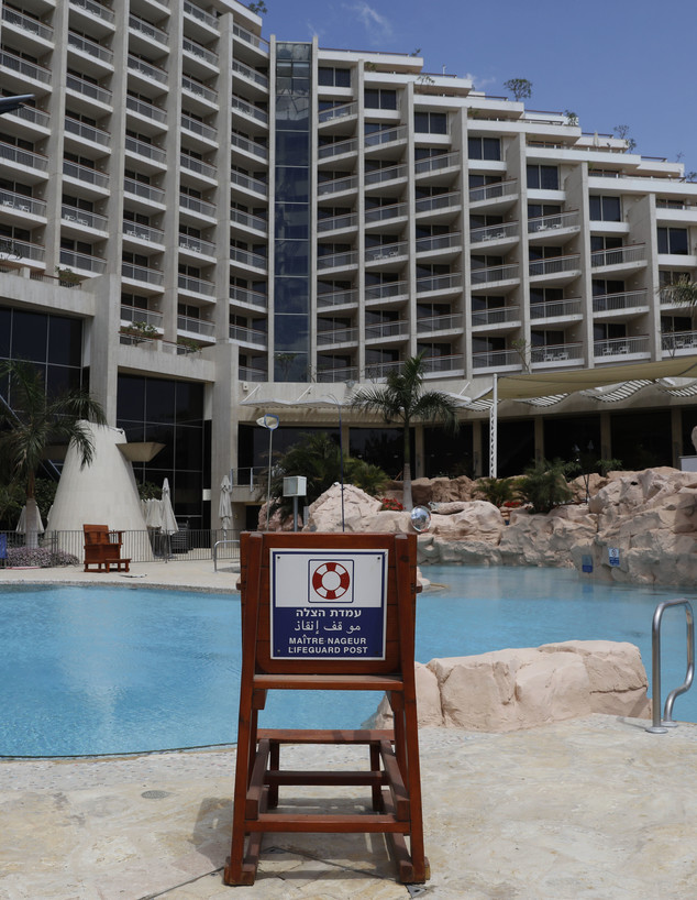 בריכה במלון דן אילת בתקופת הקורונה (אפריל 2020) (צילום: MENAHEM KAHANA, getty images)