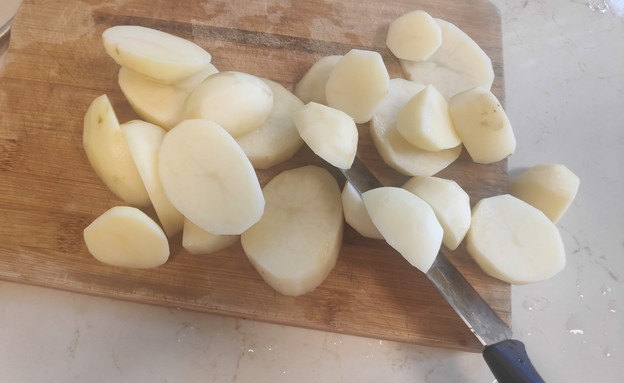 נועה מכינה תפוחי אדמה (צילום: אלון חן)