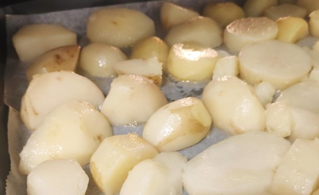 נועה מכינה תפוחי אדמה (צילום: אלון חן)