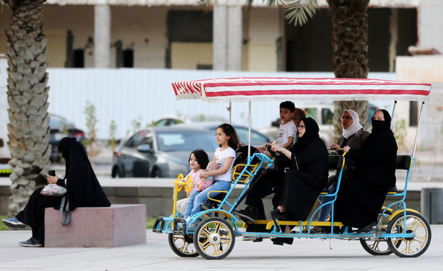 סעודים נוסעים על אופניים בריאד (צילום: רויטרס_)