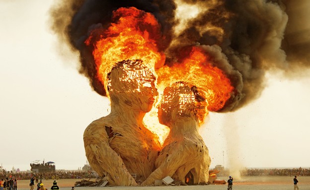 ברנינג מן פסל חיבוק 2014 בעיצובם של קוואן כריסטיאנס מאט שולץ1 (צילום: NK Guy)