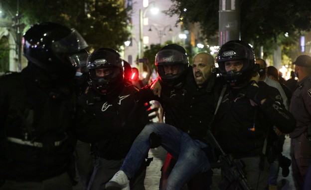 שוטר פצוע בהפגנת הדגלים השחורים (צילום: יהונתן ולצר, TPS)