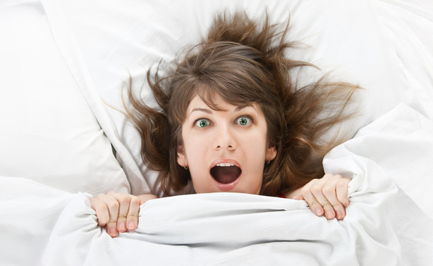 אישה מופתעת במיטה (צילום: shutterstock)