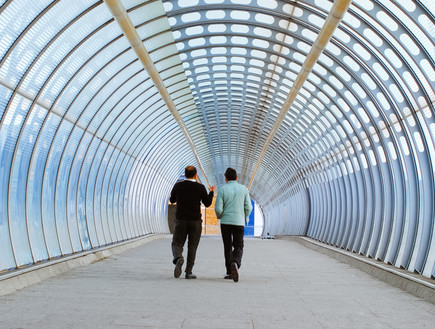 שני גברים הולכים במנהרה (אילוסטרציה: Shutterstock)