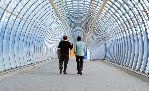 שני גברים הולכים במנהרה (אילוסטרציה: Shutterstock)